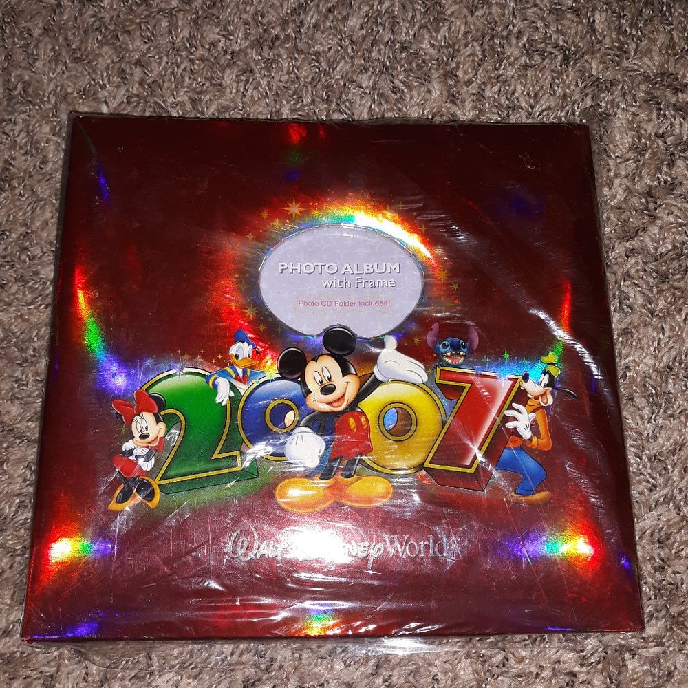 #610 BNWT/ Open seal. Disney Disneyland photograph album.